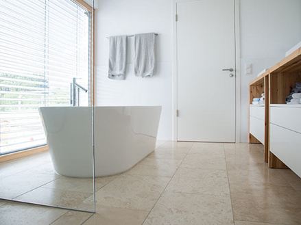 moderní koupelna s travertinem Classic Light