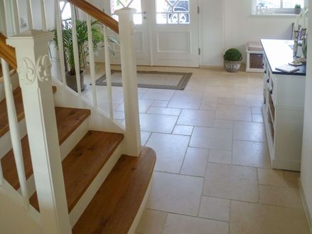 Dlaždice Cleopatra Light ve vstupním prostoru