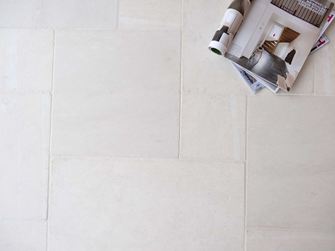 Dlaždice Donau, čelní pohled s výzdobou