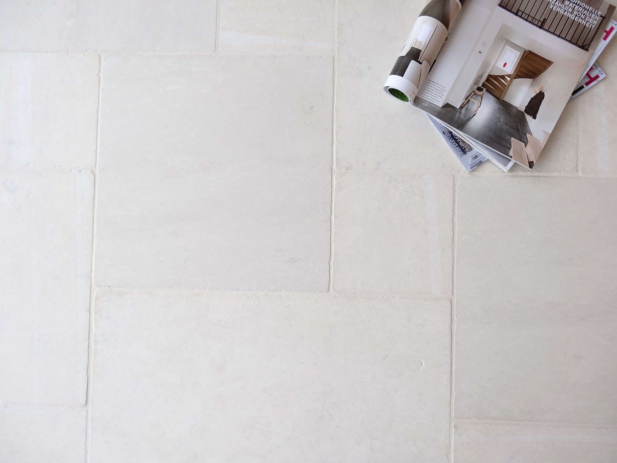 Dlaždice Donau, čelní pohled s výzdobou