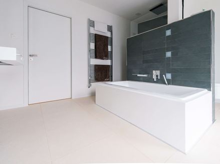 Koupelna s vanou a Dlaždice Miros, kartáčovaná