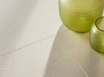 Kartáčovaná dlaždice Miros se dvěma zelenými dekorativními vázami