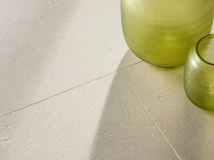 Kartáčovaná dlaždice Miros se dvěma zelenými dekorativními vázami