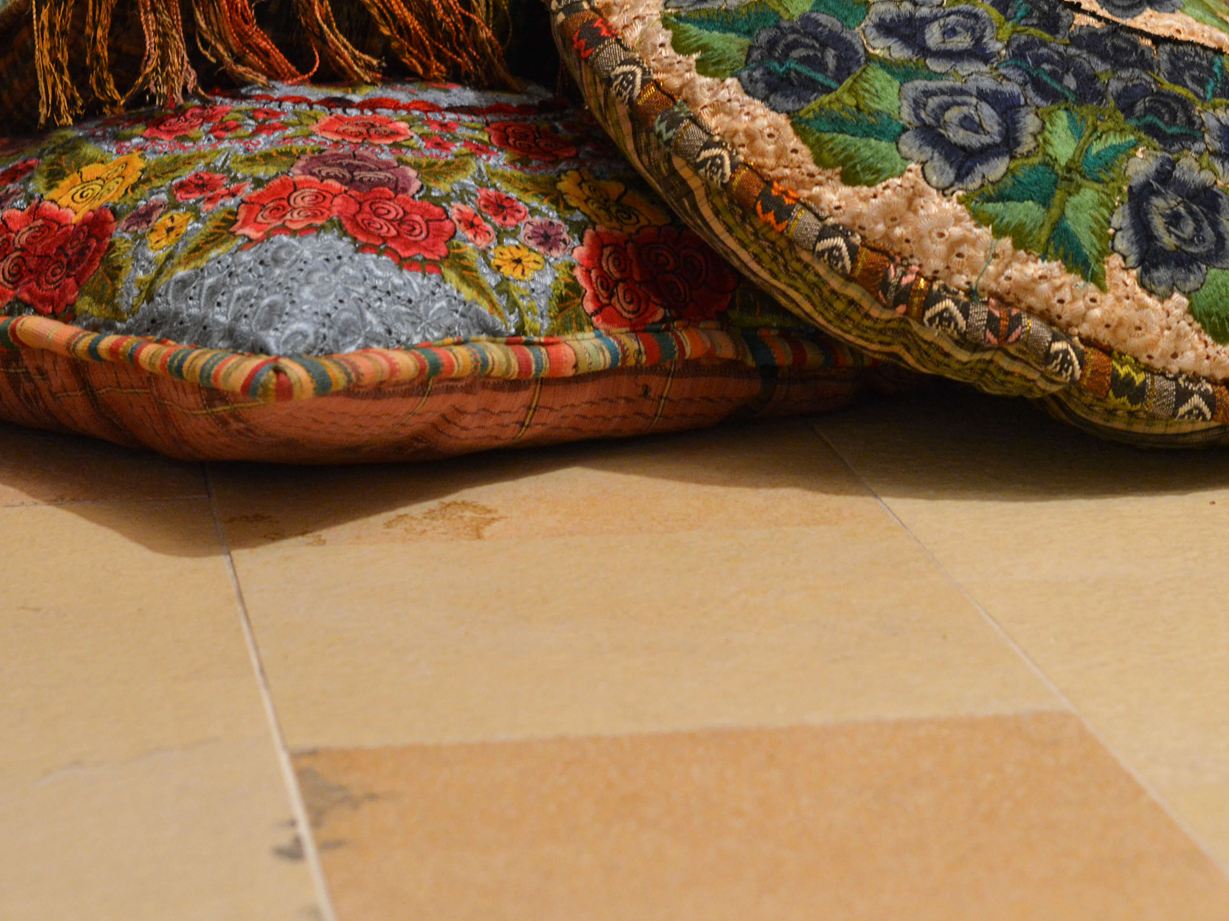 Béžová horní deska Solnhofer s barevnými polštáři sedadel