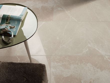 Kulatý stůl s knihou a hodinami na mramorové dlaždici Burdur Cream