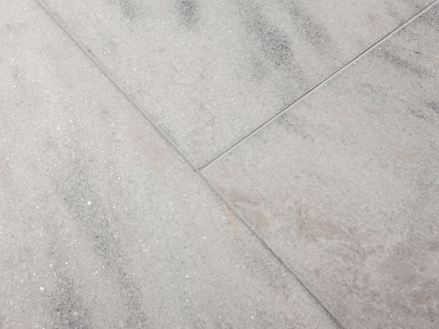 Dlaždice Calacatta, detailní záběr spáry