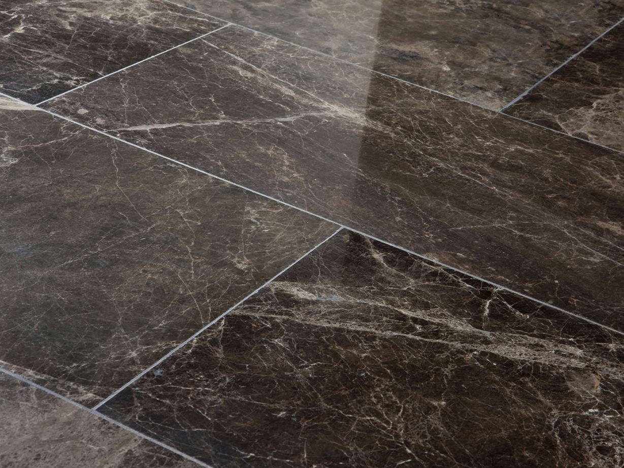 Dlaždice Emperador Dark marble pohled z boku (vpravo)