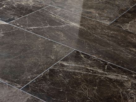 Dlaždice Emperador Dark marble pohled z boku (vpravo)