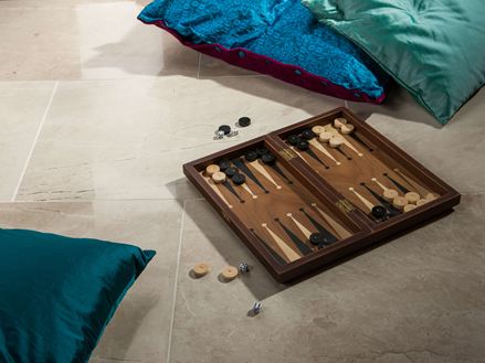 Královská krémová leštěná mramorová dlaždice s backgammonem a 3 polštáři