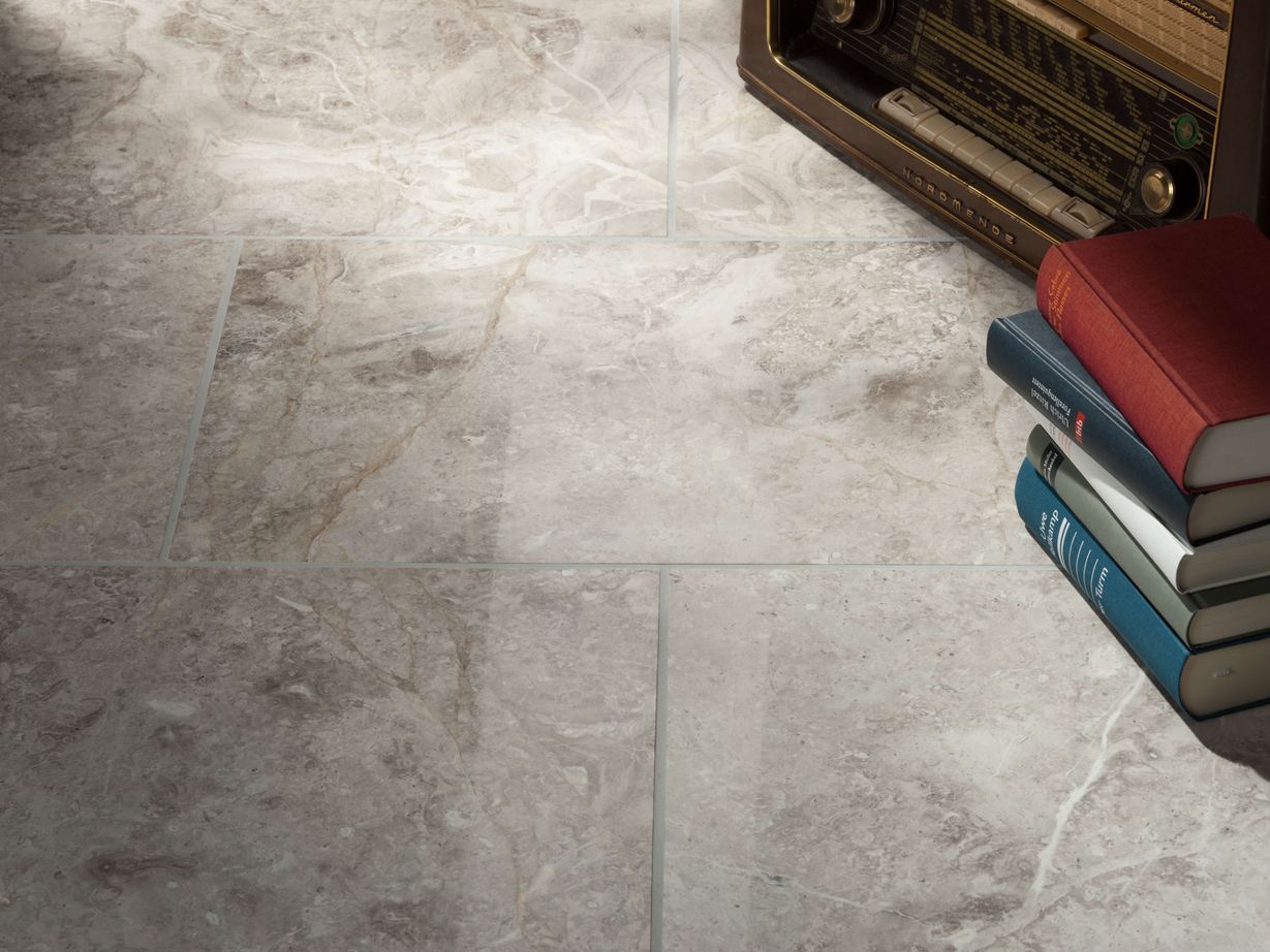 Dlaždice Silver Shadow s rádiem a hromadou keřů