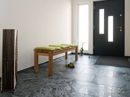 Vstupní prostor se Silver Grey kvarcitovou dlažbou