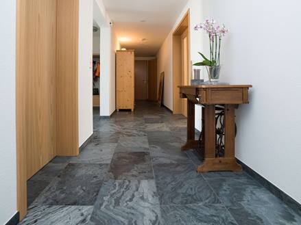 Dlaždice Quartzite Silver Grey v chodbě