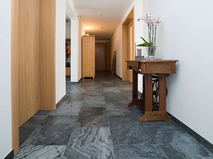 Dlaždice Quartzite Silver Grey v chodbě