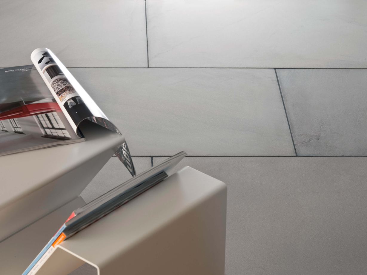 Dlaždice Kandla Grey s časopisem