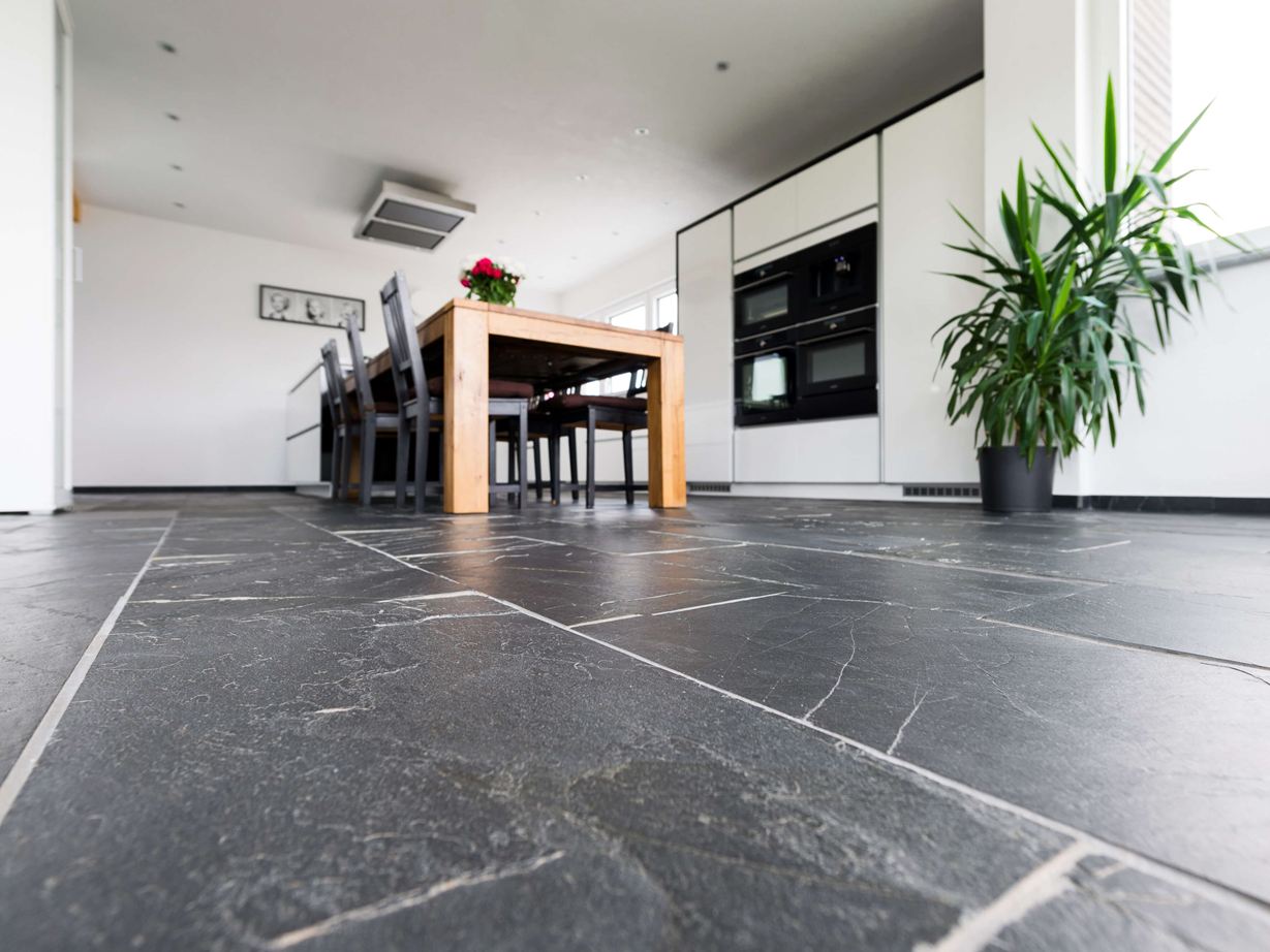 Žabí perspektiva na Black Rustic podlaze