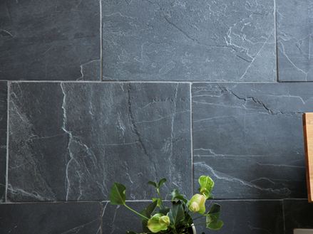 Fotografie zákazníka: Black Rustic dlaždice položené v prostoru schodiště