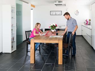 Kuchyně s břidlicovou podlahou Black Rustic