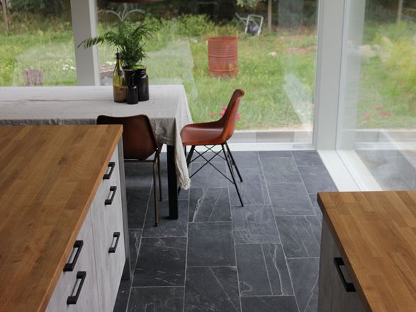 Fotografie zákazníka Black Rustic dlaždice na varném ostrůvku