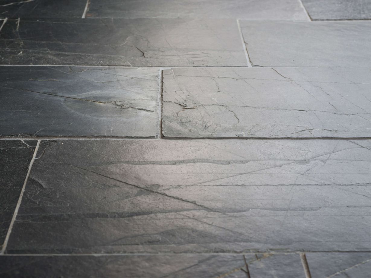 Položená břidlicová podlaha proti světlu