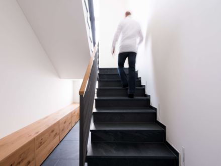 Dlaždice mustang na schodech s osobou