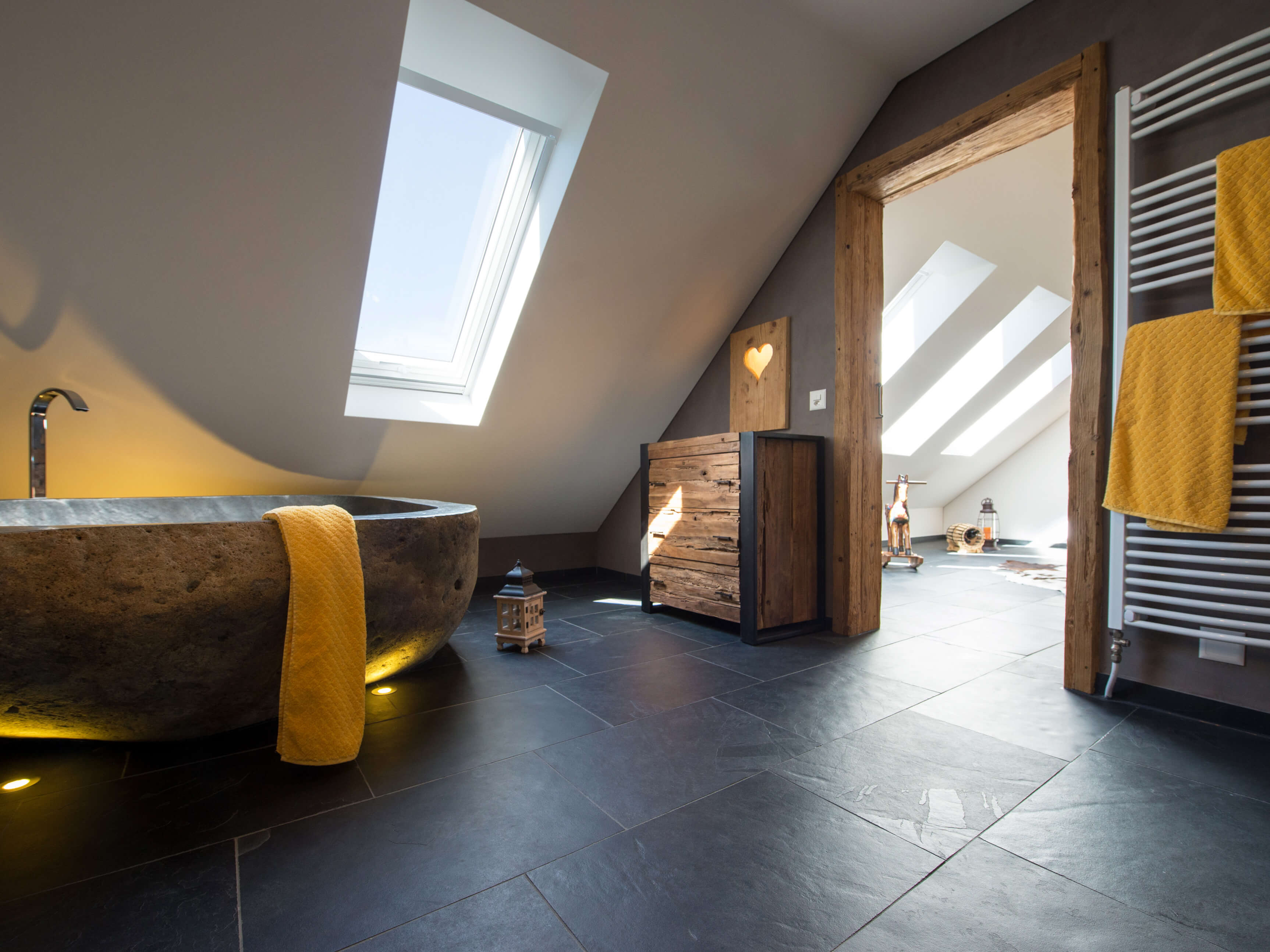 Vana z přírodního kamene a břidlicové obklady Mustang