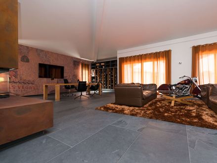 Zákaznický a pracovní prostor s hnědým nábytkem a dlažbou Mustang