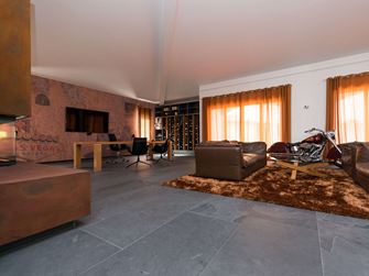 Zákaznický a pracovní prostor s hnědým nábytkem a dlažbou Mustang