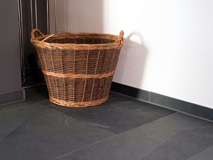 Proutěný koš na břidlicových dlaždicích Mustang