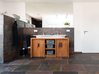 Dlaždice Peacock v moderně-rustikální koupelně