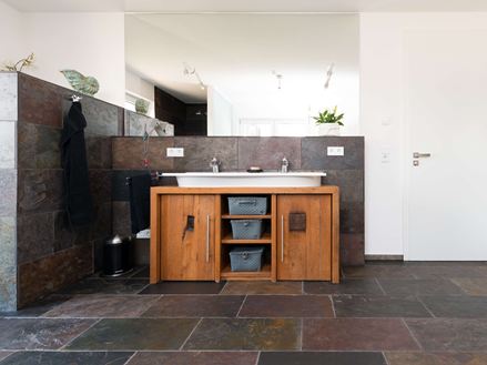 Dlaždice Peacock v moderně-rustikální koupelně