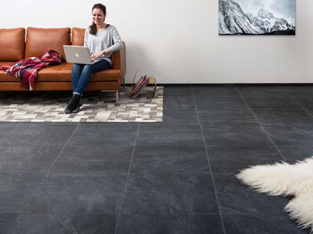 Obývací pokoj s břidlicovou dlažbou