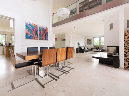 Jídelna s vysokou galerií a podlahou Travertin Classic Light