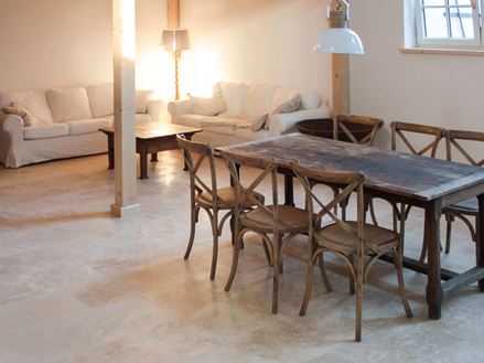 Rustikální obývací pokoj s dlažbou Classic Light travertin