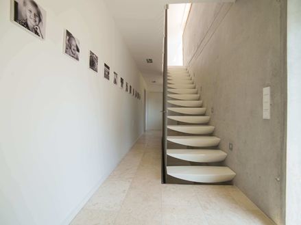 Travertinové světlo Classic Light na schodišti