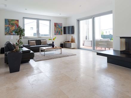 Classic Light travertinová dlažba v obývacím pokoji