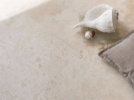 Classic Light travertinové dlaždice s dekorem mušlí