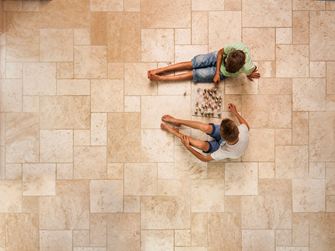 Light, chlapci hrající šachy