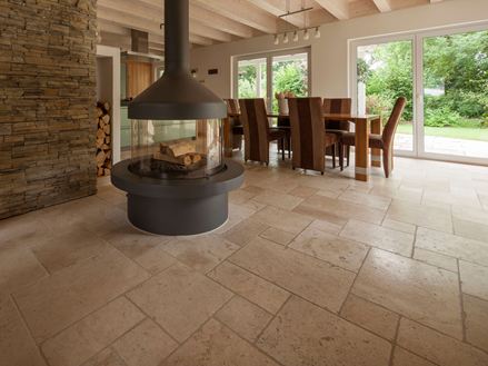 Light, obývací pokoj s krbem