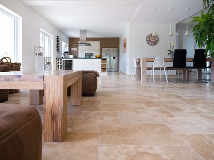 Obývací pokoj s podlahou z přírodního kamene Travertin Medium
