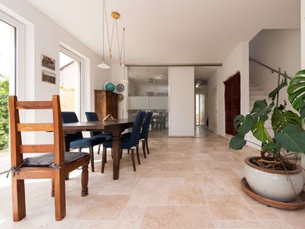 Jídelní stůl na travertinové dlaždici