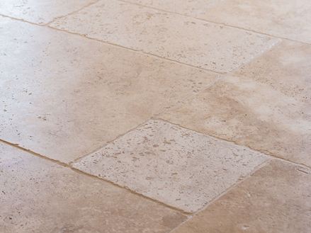 Travertin Medium, podlaha z přírodního kamene v římské vazbě