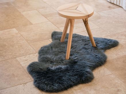 Dlaždice Travertinové střední velikosti s třínohým dřevěným stolkem