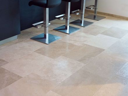 Barová židle na travertinu Medium Line