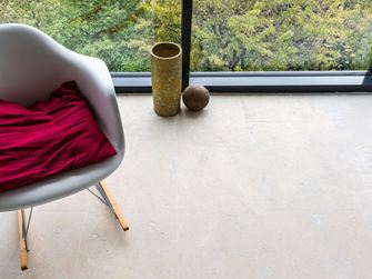 Houpací křeslo na travertinových dlaždicích Medium Line