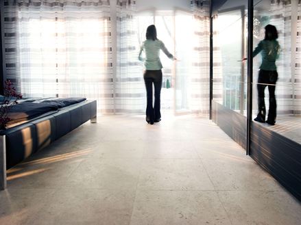 Dlaždice Medium Line s ženou u okna