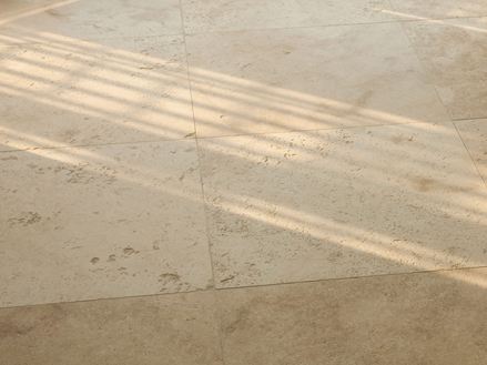 Dlaždice Medium Line, boční pohled