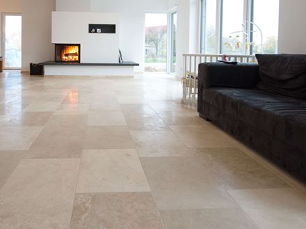 Obývací pokoj s dlažbou Travertine Medium Line