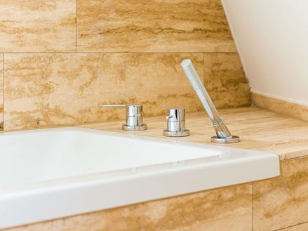 Umyvadlo Natura a travertinové dlaždice