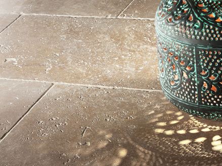 Orientální lampa na travertinové podlaze Noce