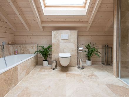 Travertinové dlaždice v koupelně